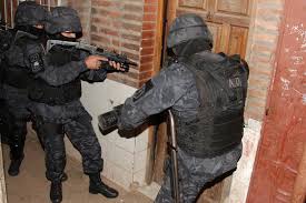 Dos menores arrestados por el crimen del comisario en Moreno