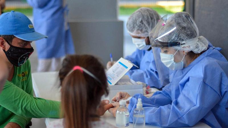 Niños y adolescentes, las edades en las que más aumentaron los casos de coronavirus en la Ciudad de Buenos Aires. 