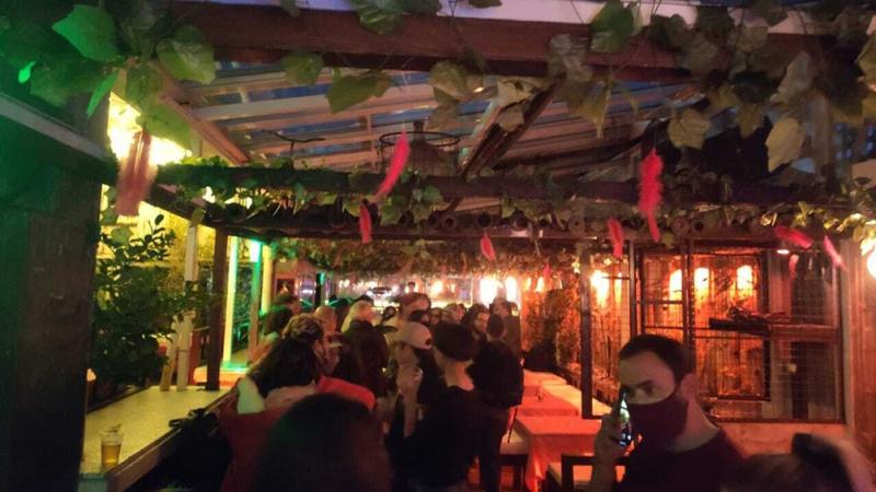 Dos detenidos por realizar una fiesta clandestina en un bar de Palermo.