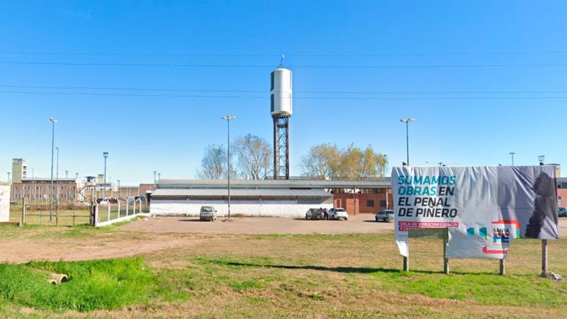 Dos presos se fugaron de la cárcel en unos carritos.