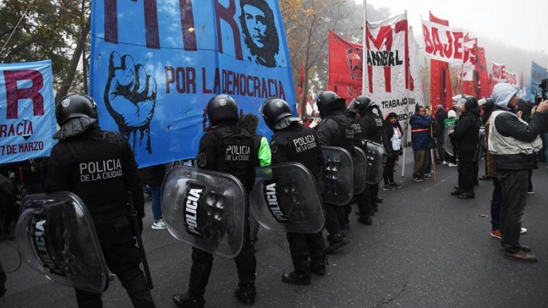 AEA tuvo su encuentro anual con un acampe de organizaciones sociales en la puerta