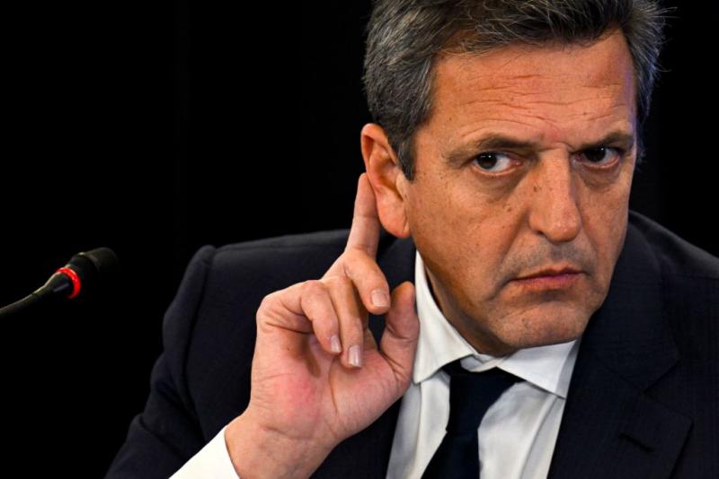 Massa duro con el FMI por aplicar sobrecargos