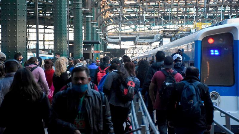 El duro impacto que representa el aumento del transporte para los estudiantes.
