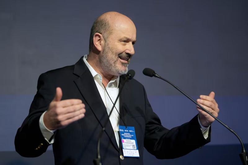 Sturzenegger afirmó que la reforma laboral regirá para la totalidad del empleo privado