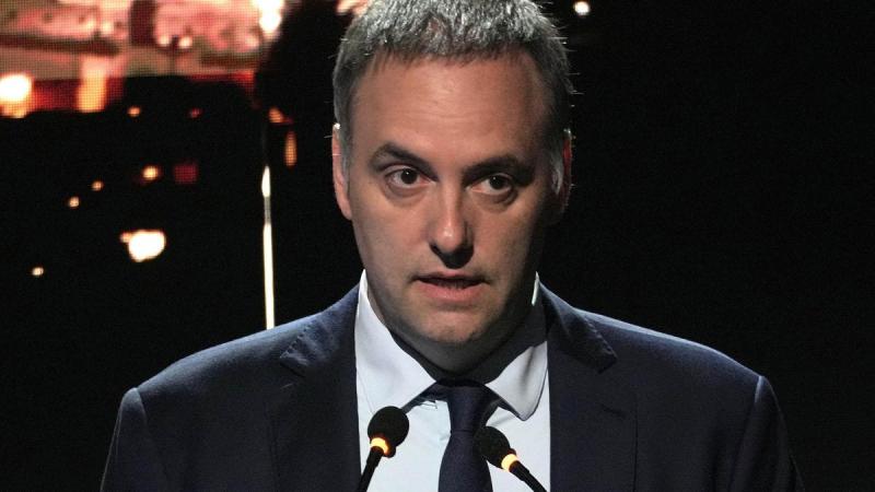 Adorni se empieza a probar el traje de candidato en la ciudad y tensiona con Patricia