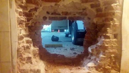 Los “boqueteros” ingresaron este lunes alrededor de las 21 a una casa de pasillo ubicada en Presidente Roca al 2700 y de allí accedieron al inmueble de la empresa de caudales Brinks, para terminar su faena alrededor de la medianoche.