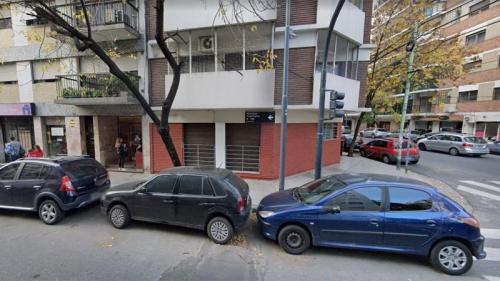 Dos delincuentes fueron detenidos cuando estaban robando un auto en Caballito.