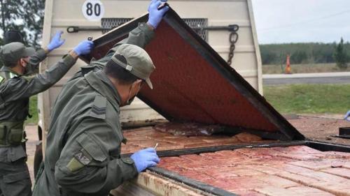 Hallan más de 175 kilos de marihuana ocultos en el piso falso de una grúa.