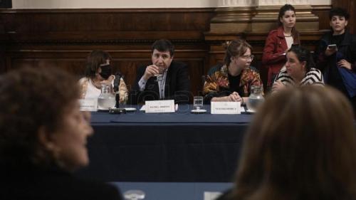 El FdT presentó un proyecto para establecer un salario básico universal
