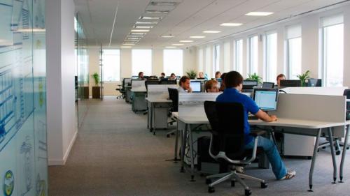 El empleo privado viene creciendo y superó el nivel de la prepandemia en el 77% de los distritos del país