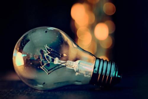 El Gobierno autorizó subas de hasta 150% en las tarifas de luz en el AMBA