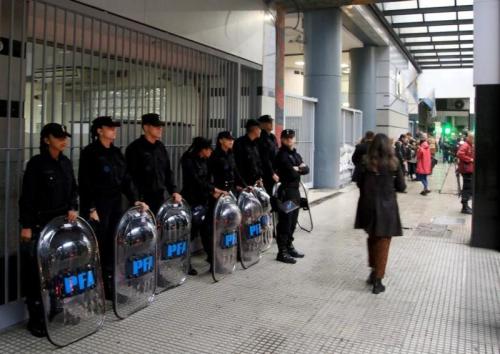 Los despedidos del Estado ingresan a los edificios de la mano de ATE y el gobierno los advierte