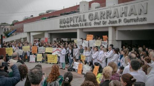 Los trabajadores del Garrahan denuncian amenazas del Gobierno y de las autoridades a los residentes