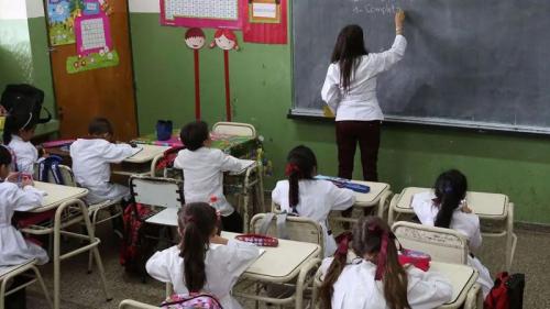 La doble vara sobre el adoctrinamiento en las escuelas