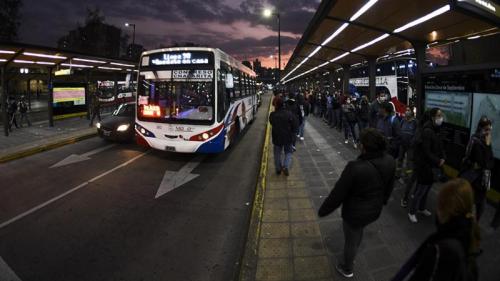 Empresas de transporte de pasajeros suspendieron la medida que iba a paralizar los servicios nocturnos.