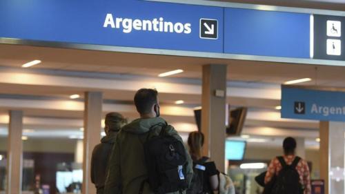 Migraciones: Es una necesidad sanitaria el regreso limitado de pasajeros del exterior