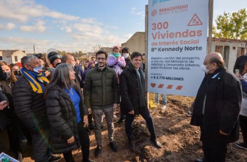 Kicillof visitó Berazategui y anunció la construcción de 300 viviendas que llevan años de abandono