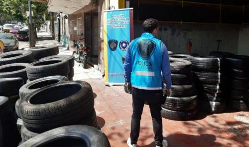 Combate a roba ruedas: secuestran más de 500 neumáticos y casi un centenar de llantas ilegales en Parque Patricios